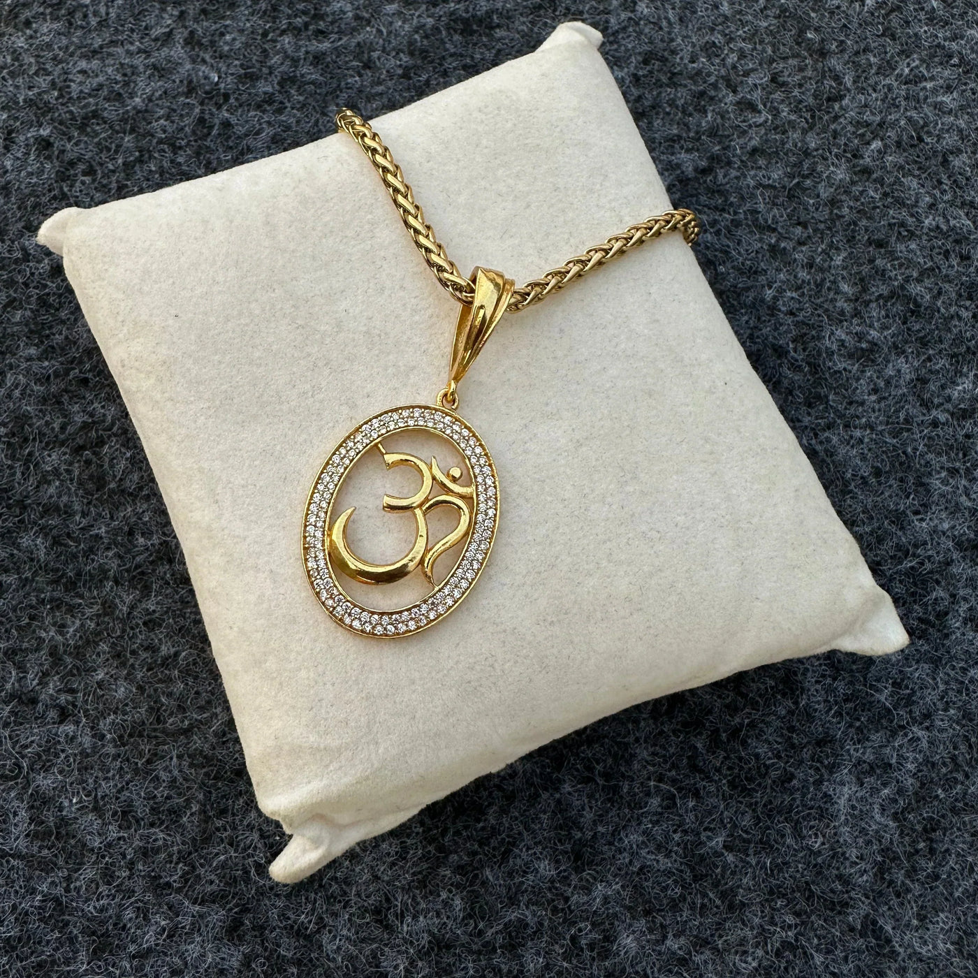 Om Diamond Pendalt With Chain